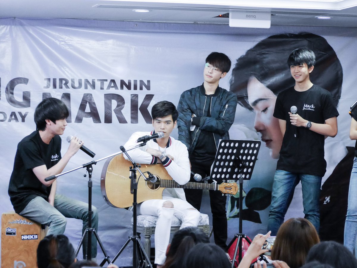 BeawLaliT's tweet photo. ความอบอุ่นของครอบครัวนี้

#มาร์คเป็นลูกชิ้น #มาร์คมีน #conversationthailand #HugMarkBirthday1st #marnikaz #เซฟจะกลับแพร่ #บอสยิ้มทำลายล้าง #แมวมิวซ์ https://t.co/4NAzWZQobO
