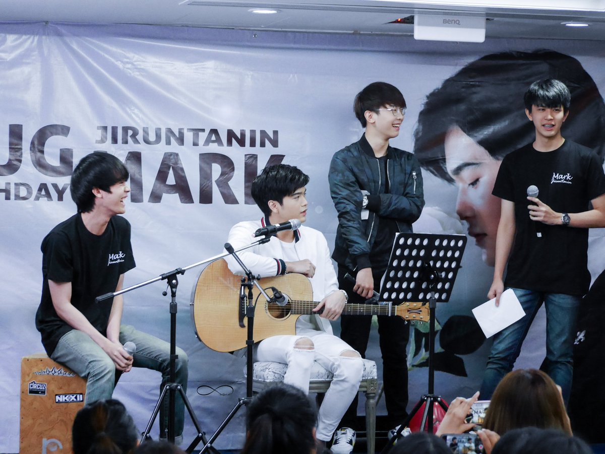 BeawLaliT's tweet photo. ความอบอุ่นของครอบครัวนี้

#มาร์คเป็นลูกชิ้น #มาร์คมีน #conversationthailand #HugMarkBirthday1st #marnikaz #เซฟจะกลับแพร่ #บอสยิ้มทำลายล้าง #แมวมิวซ์ https://t.co/4NAzWZQobO