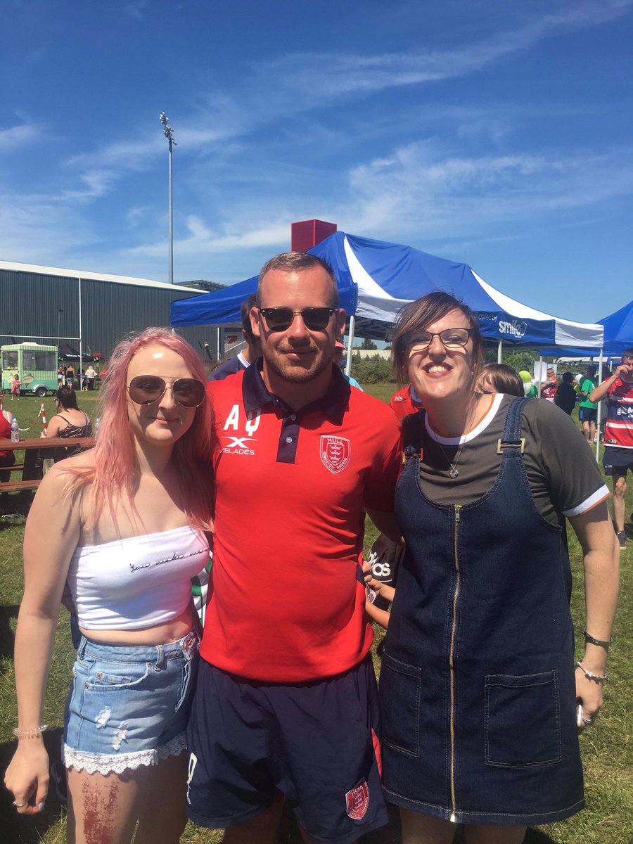 EmmaHoufe's tweet photo. #TeamQuinlan #TeamShaw at the fun day @Aquinlan92 @blazinshaw 🔴⚪🏉 https://t.co/WJwo3T6vNh