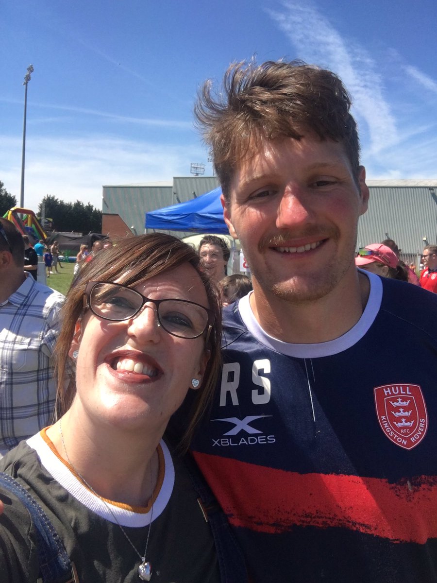 EmmaHoufe's tweet photo. #TeamQuinlan #TeamShaw at the fun day @Aquinlan92 @blazinshaw 🔴⚪🏉 https://t.co/WJwo3T6vNh