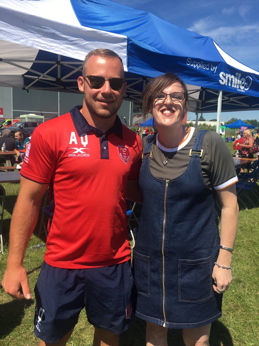 EmmaHoufe's tweet photo. #TeamQuinlan #TeamShaw at the fun day @Aquinlan92 @blazinshaw 🔴⚪🏉 https://t.co/WJwo3T6vNh