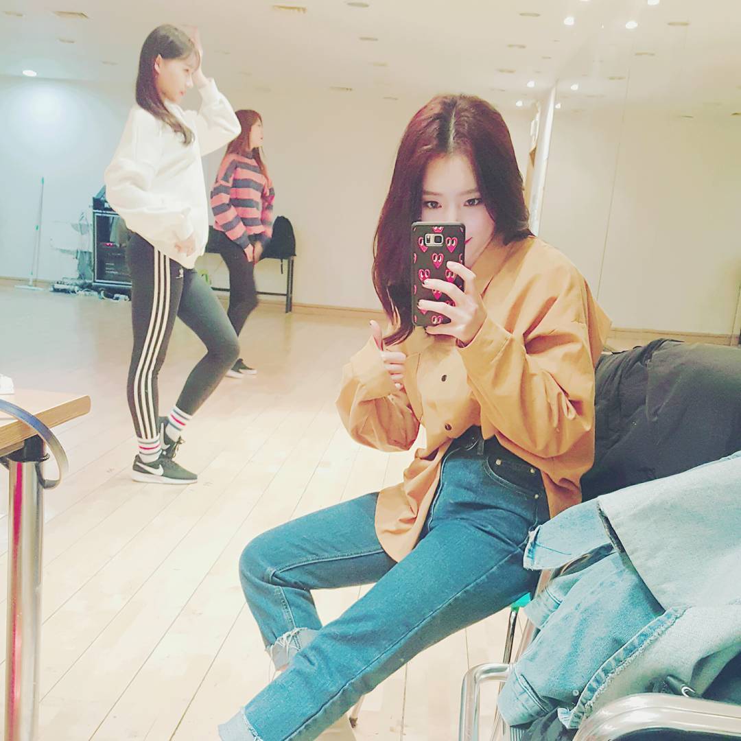 dcasgfs's tweet photo. Siyeon even if it didn't look like it, was always watching Bora, she couldn't keep her eyes off her. This time, she just wanted to be in her photo, at first like she didn't notice and then just joining her.

#Siyeon #SuA #수아 #시연 #Suayeon #Dreamcatcher #드림캐쳐 https://t.co/AGd31JtJ43