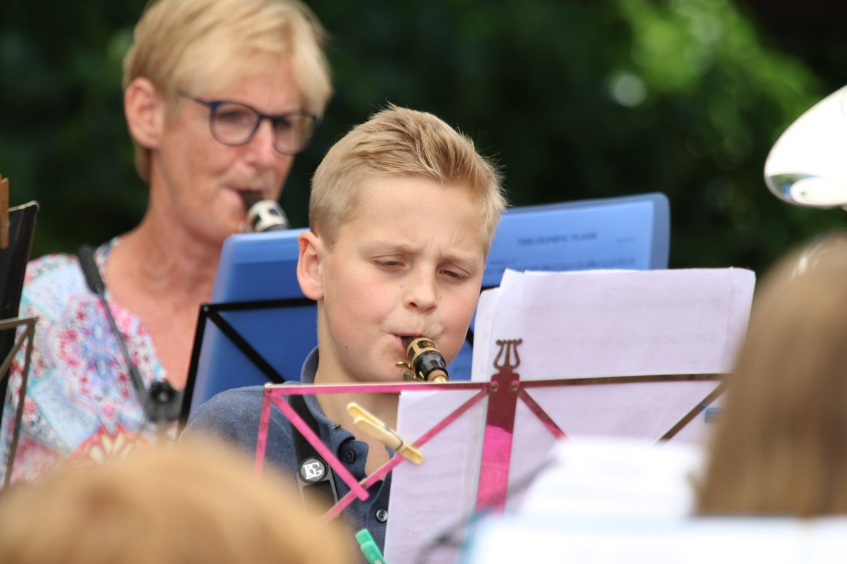 thvangeelen's tweet photo. #Zomerconcert seizoensafsluiting #harmonie #Kunst #Adelt. Met nadrukkelijke dank aan de @gemhaaren om het #muziekonderwijs in Helvoirt weer een "warm" hart toe te dragen!
https://t.co/qE7HlRvkuT #Haaren https://t.co/ooIHA1cPSG