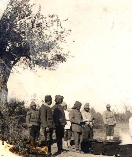 Bigalı köyü civarında karavana kuyruğunda bekleyen mehmetçik.