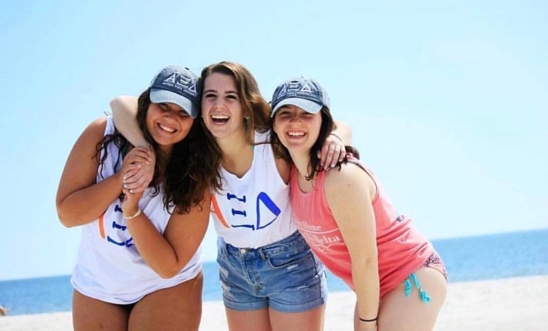 We hope you are enjoying this sunny Sunday!💙💛 #AlphaXiDelta