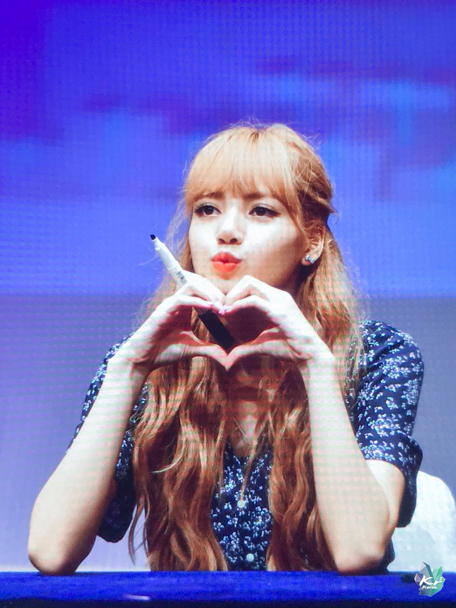 Kryptonite9697's tweet photo. 180701 신촌 팬싸인회 

#리사 #LISA
#블랙핑크 #BLACKPINK https://t.co/IgVjTIrr4f