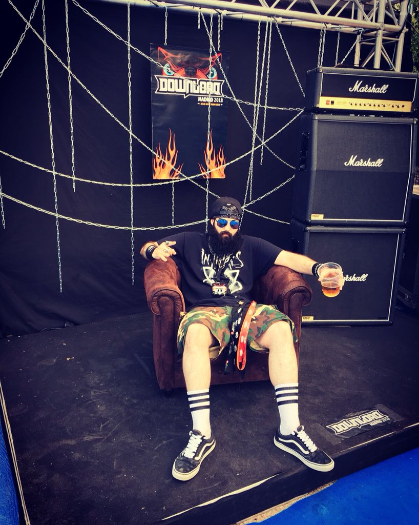 CheviJdn's tweet photo. Brutalisimo el @DownloadFestMad vaya tres pedazo de días !!! Quiero MÁS !!!! Next stop ResuErection! #downloadmadrid #download #metal #chevi #rockzone #americanshocks #inflames #DFM18 #marshall #vans https://t.co/J1DlDQQfAc