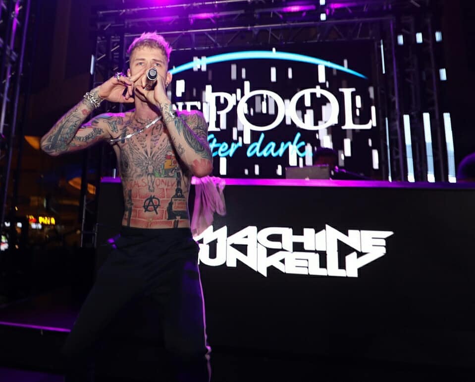 MGKArg's tweet photo. 📷🇺🇸 @machinegunkelly performing at @poolafterdark at @harrahsresort
📍Atlantic City, New Jersey- June 30th, 2018.  

🇦🇷 @machinegunkelly actuando en el @poolafterdark en @harrahsresort
📍Atlantic City, Nueva Jersey- 30 Junio 2018. https://t.co/zrLlaq9xBP