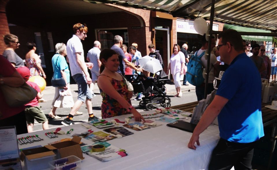 HWEastYorks's tweet photo. Steven talking to #youngpeople about their experiences of #Health and #socialcare services in the #eastriding at #cottinghamday #itstartwithyou #cottingham @CottParishCncl @CottinghamRish https://t.co/8Q3R4txJwp