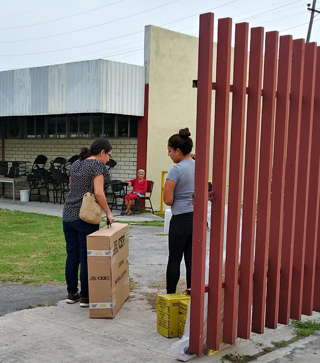 RosyTovar1's tweet photo. Trasciende en Secc. 712 Casilla ubicada en Preparatoria Industrial Álvaro Obregón, aún sin ser instalada, arriban a las 7:50 con boletas, aún sin abrir paquetes, en espera de funcionarios de casilla @ceenl @INEMexico @RevistaEquidad #VotoMX2018 https://t.co/LkqMJvuYqn