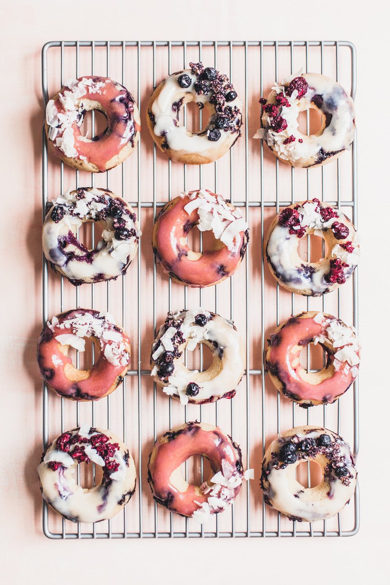 These Lemon Blueberry Donuts are gluten-free, vegan, baked, and sooo delicious. They are also subtly red-white-and-blue and up on the blog right now 😉 In partnership with the awesome <a href="/NutsDotCom/">Nuts.com</a> #sponsored

golubkakitchen.com/gluten-free-le…