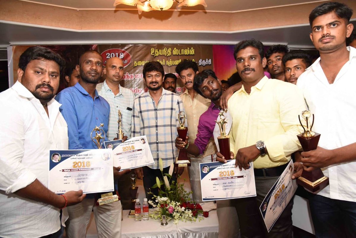Udhaystalin's tweet photo. ஜல்லிக்கட்டு போட்டியில் இந்த ஆண்டின் சிறந்த "காளை உரிமையாளர்கள்" மற்றும் "மாடுபிடி வீரர்களுக்கு" திருச்சி மாவட்ட நற்பணி மன்றத்தின் சார்பில் இன்று விருதுகளும், சான்றிதழ்களும் வழங்கப்பட்டன. @Anbil_Mahesh https://t.co/wsXlLvZBSM