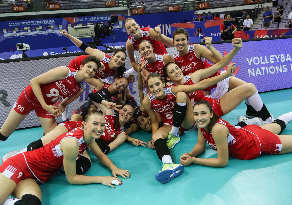 GSVoleybol1905's tweet photo. FIVB Milletler Ligi’nde gümüş madalya elde eden A Milli Bayan Voleybol Takımımızı tebrik ederiz. #FileninSultanları #VNL #BePartOfTheGame #Volleyball https://t.co/tVKlAN6hap