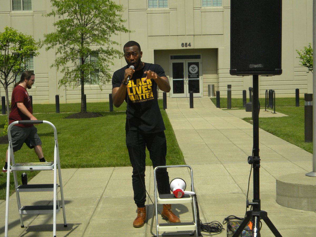 Tree_Spirit's tweet image. Great speaker from Louisville division of #BlackLivesMatters at protest/ march

#fightthepower #ShutDownSessions #AbolishICE #familiesbelongtogether