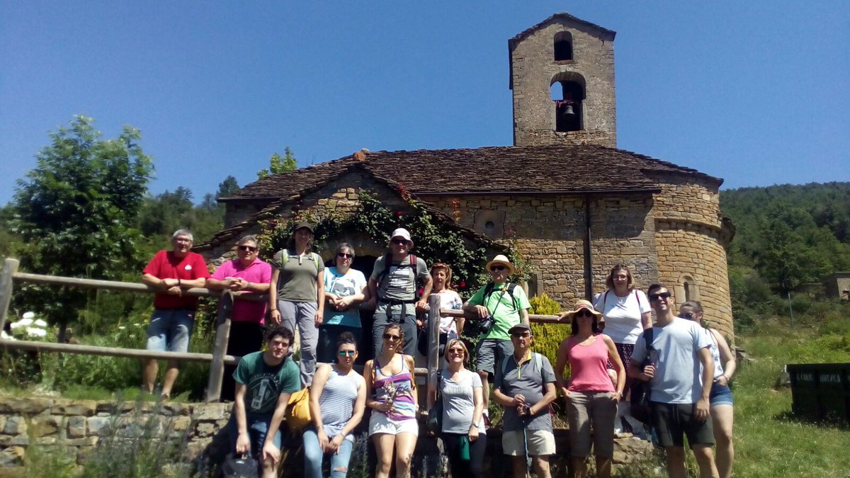 GobAragon's tweet photo. Tras visitar Santa Maria de #Espierre, han llegado a la finca de la Viñuala, donde se encuentran las viñas más altas de la Península en clima frío. Allí, el vino mejora en aroma, en extracción de taninos y en color. Lo ha explicado Pilar Gracia, de Bodegas Bal Minuta @ordesa100 https://t.co/NG4Yateq4P