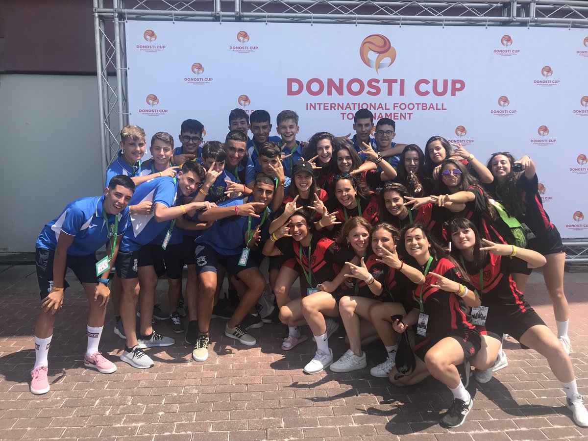 - CADETE - 

Los chicos posan con las chicas del <a href="/RayoFemenino/">Rayo Femenino</a> en la <a href="/donosticup/">Donosti Cup</a> . Vaya manera de empezar el día 👏