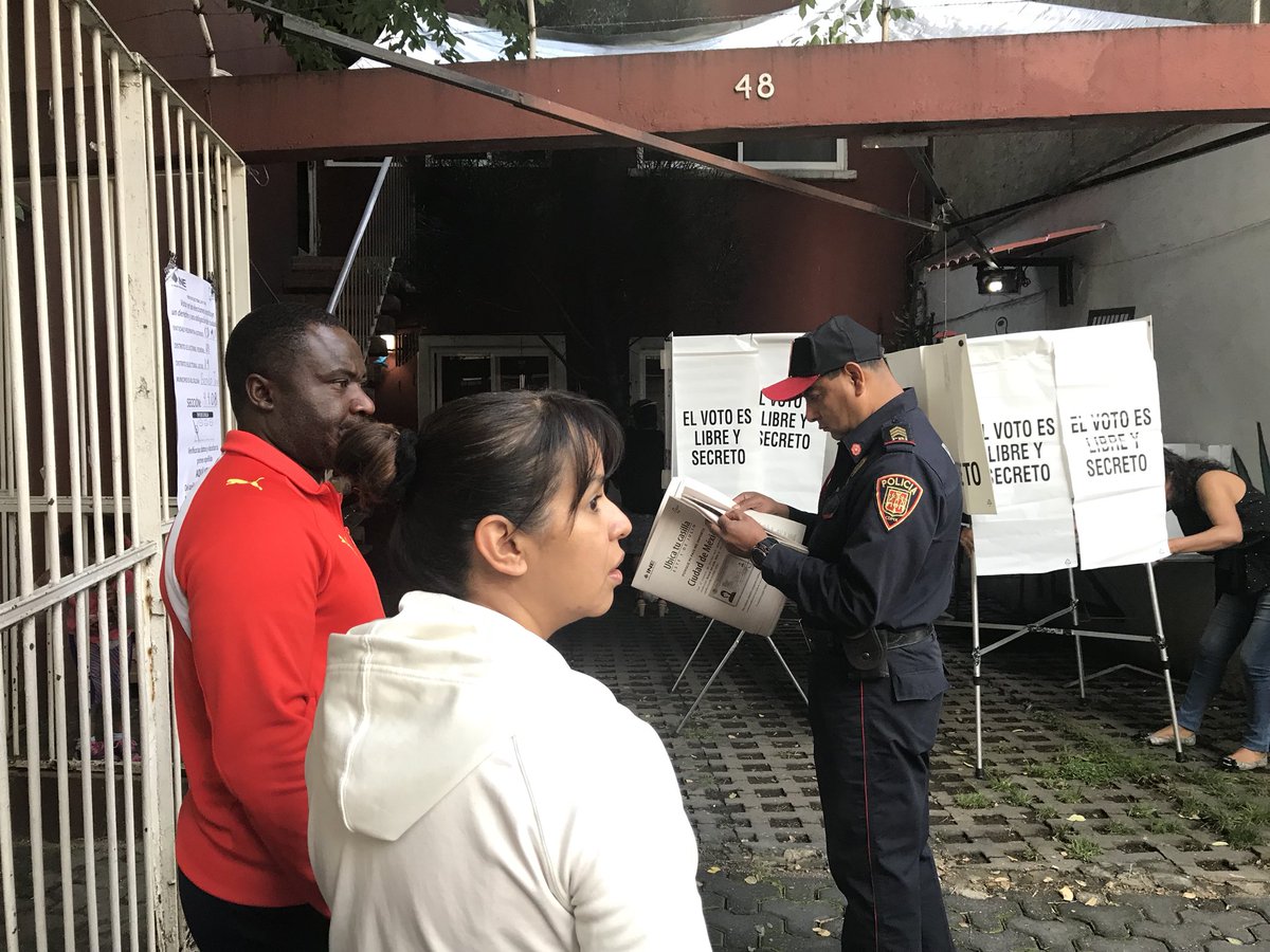 el_reportero's tweet photo. There’s a long line forming at the polling station by my apartment. Not all the poll clerks have arrived so it can’t open https://t.co/HDnohzqpAt