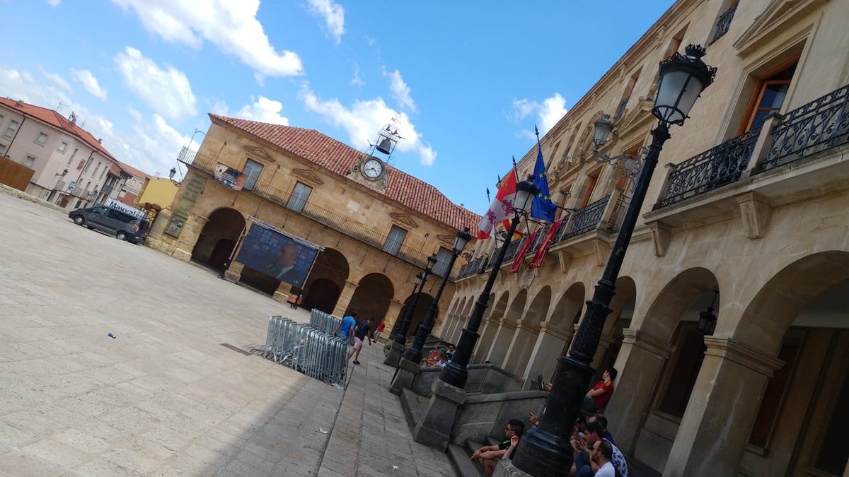 Ayto_Soria's tweet photo. Este #DomingoDeCalderas te ponemos pantalla gigante en la Plaza Mayor para seguir el 🇪🇸 #EspanaRusia 🇷🇺
#SanJuan2018 #Soria
#VamosEspana #España #MundialRusia2018 #Rusia2018 https://t.co/GgqrlcDT2Z