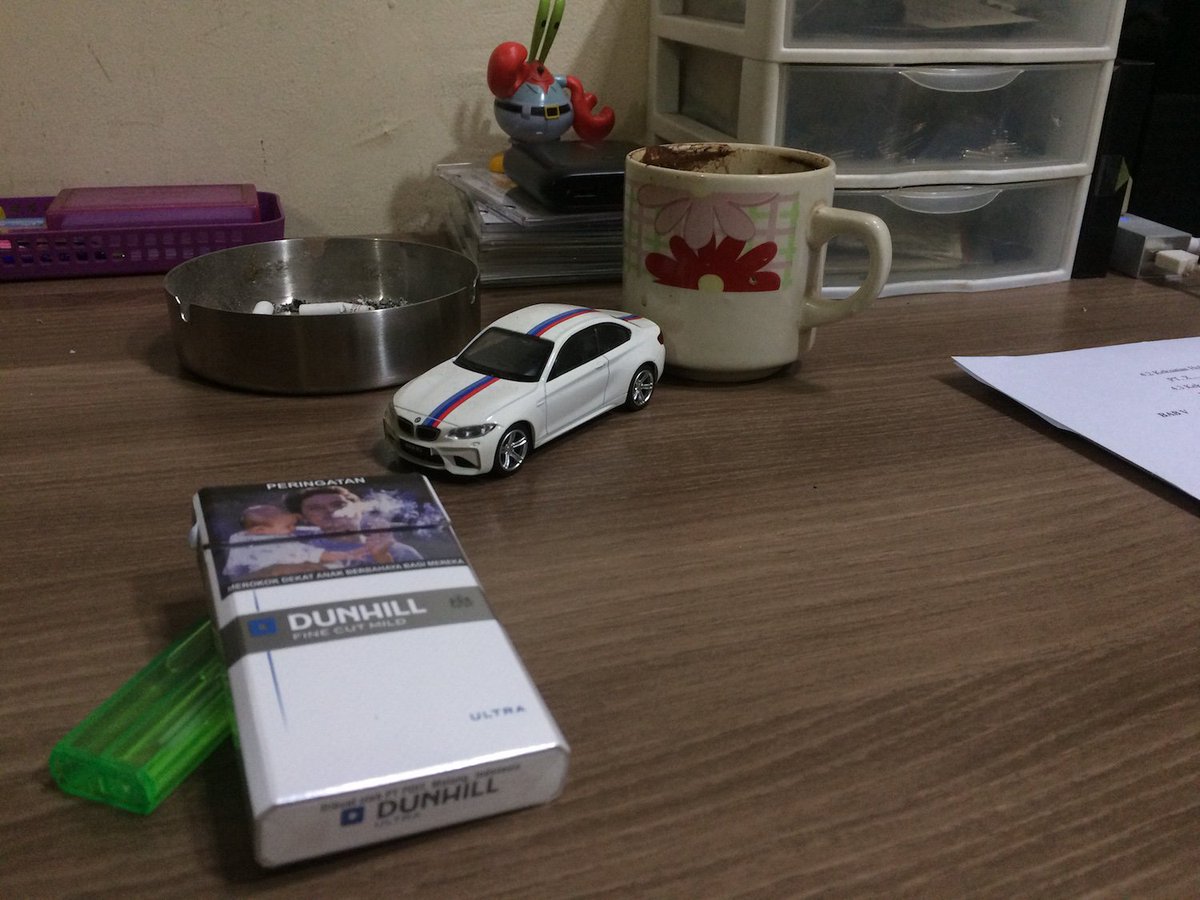 bluerevi's tweet image. Dunhill Ultra, rokok dengan teknologi yang mengurangi bau, penasaran? Coba aja sendiri ya. #UltraLessSMELL #LessSMELLisMore