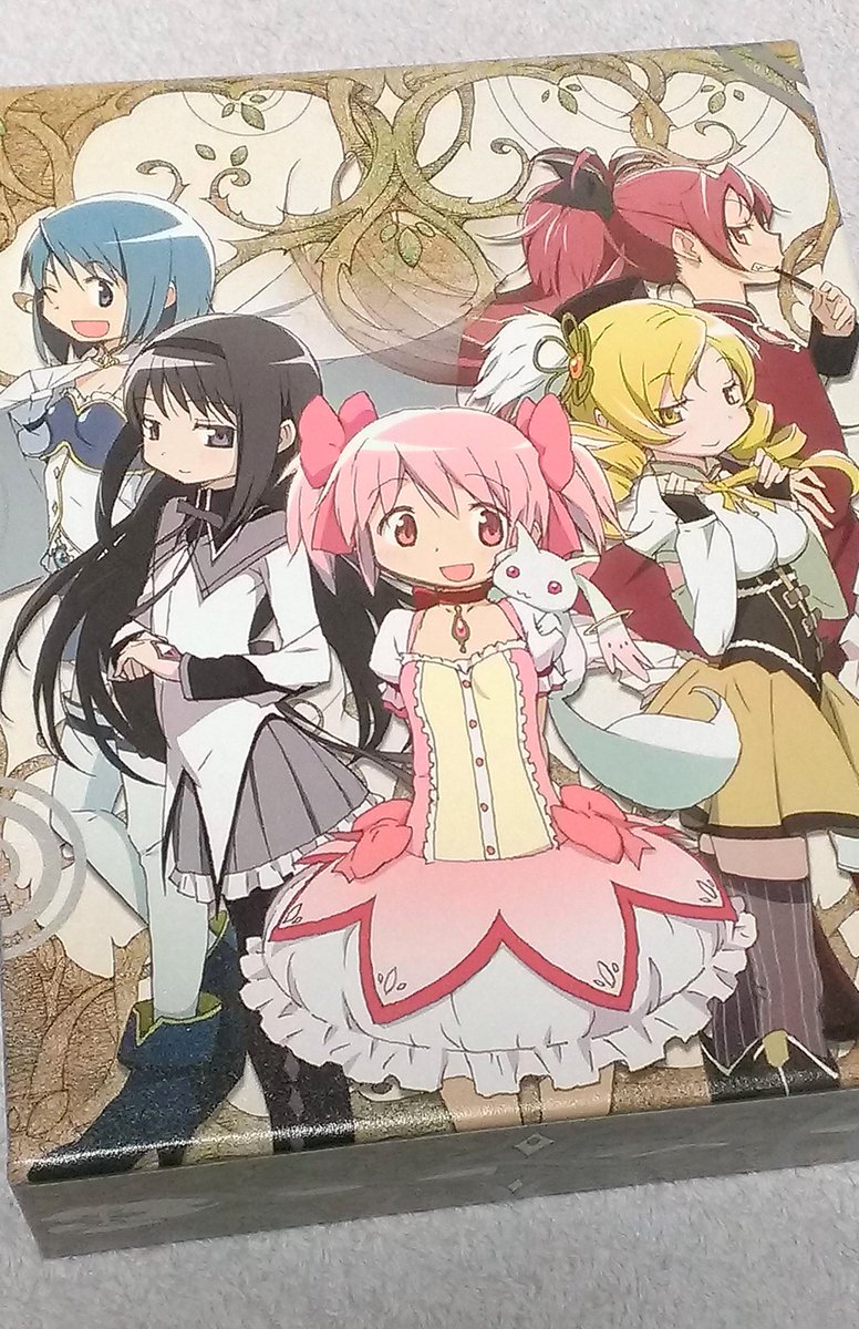 旅黒猫 Twitter પર まどマギ公式イラストではblu Rayboxの箱絵 特に裏側の寄り添うように組まれた５人の武器がとても好きです