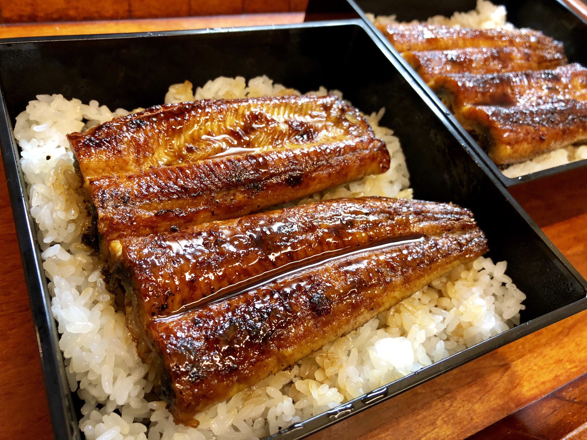 おりえ 市販の安い鰻のうちの食べ方です まず鰻 のタレを湯で落とす 鍋にみりん大さじ3 酒大さじ1を沸騰させアルコールを飛ばし 砂糖大さじ1 醤油大さじ3を加え5分弱火で煮詰め 2人前のタレを作る 水と酒各大さじ1入れて 鰻をフライパンで蒸し焼きに