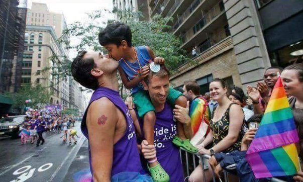 DhBlw2-WAAACrMo?format=jpg&name=small