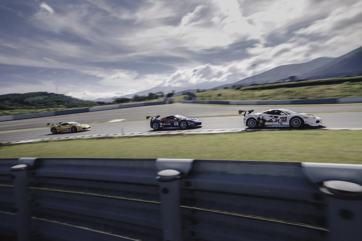 FerrariRaces's tweet photo. #FerrariChallenge Trofeo @pirellisport Asia-Pacific at #Fuji Speedway Race-2 report.
#Hutasoit, #Hanna and #Dicker win on Sunday #488Challenge https://t.co/B0XO003G3r https://t.co/zULKtazCJZ