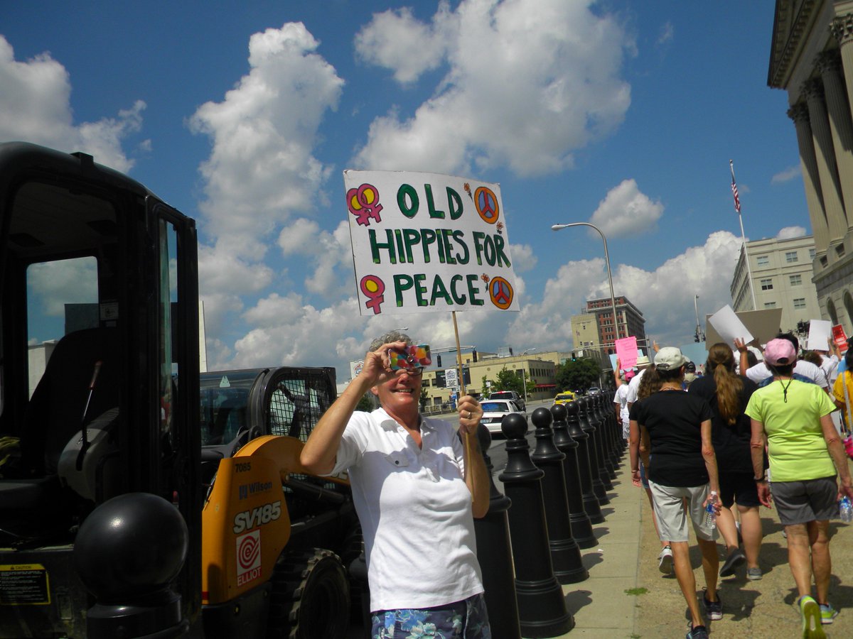 Tree_Spirit's tweet image. Younger and older generation marching against @RealDonad_Trump 's shit policy .
#fightthepower #ShutDownSessions #AbolishICE #FamiliesBelongTogetherMarch