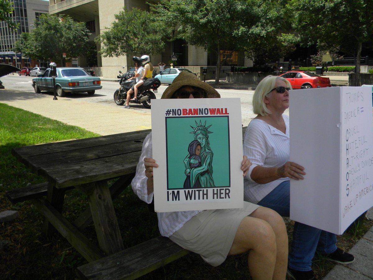 Tree_Spirit's tweet image. Younger and older generation marching against @RealDonad_Trump 's shit policy .
#fightthepower #ShutDownSessions #AbolishICE #FamiliesBelongTogetherMarch