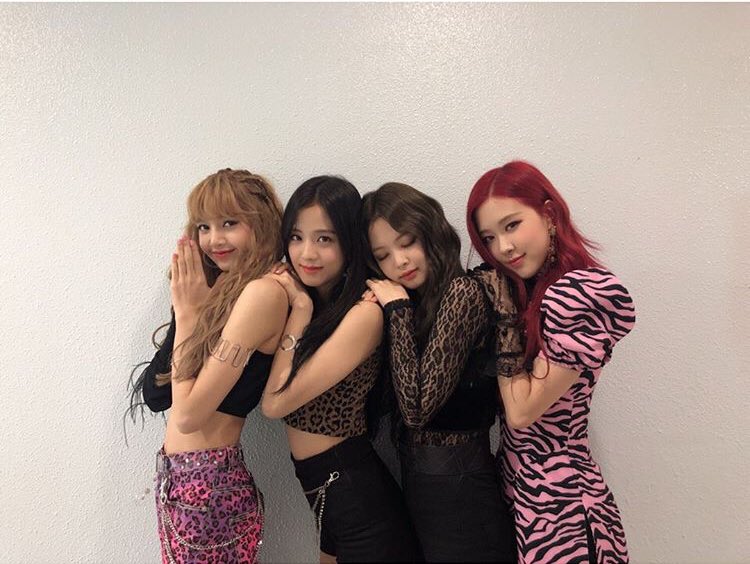 lalalalisablink's tweet photo. Lisa with curly hair 😩😍
#BLACKPINK #BLACKPINKINYOURAREA #Barbielisa #BlackPink #BLACKPINKLISA #BLINKNOTICE #BLINKS https://t.co/sZHl48Hz1M