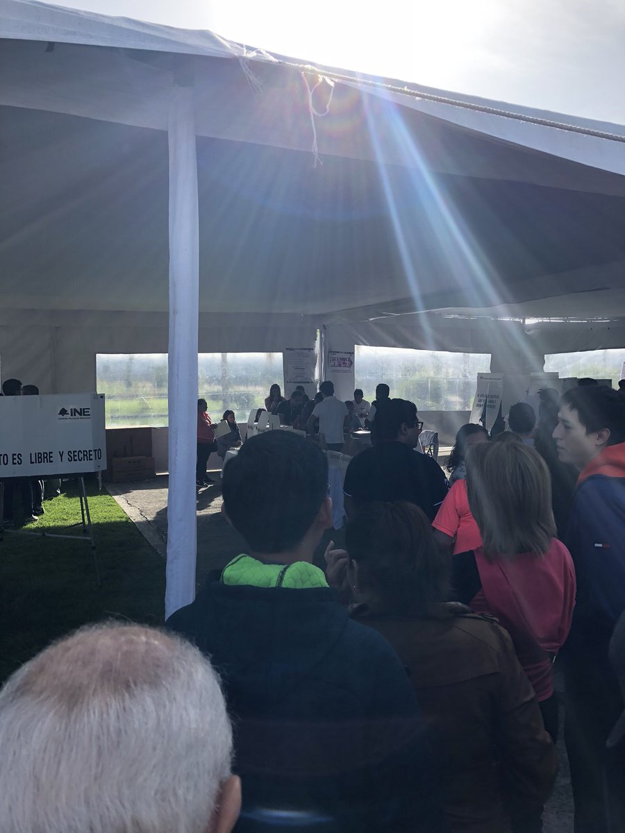 PSeof's tweet image. Impresionante la desorganización y falta de responsabilidad de la casilla ubicada en lomas de angelopolis por Santa Clara Ocoyucan , llevamos más de 1 hora formados y no pueden abrir , ya hay una fila de 300 personas sin una sola que pueda votar #VotoMX2018 #INEresponde