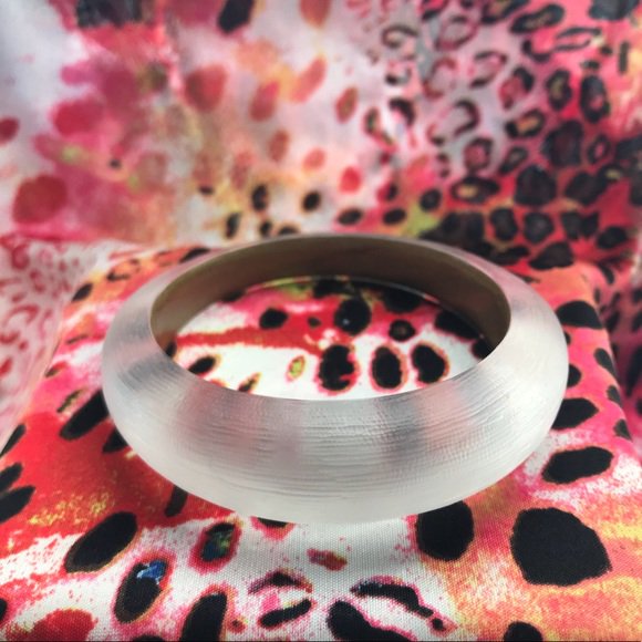 LuciLeach4's tweet photo. So good I had to share! Check out all the items I'm loving on @Poshmarkapp #poshmark #fashion #style #shopmycloset #alexisbittar: https://t.co/cbBEGxdm5B https://t.co/ruxQ3Icpp9