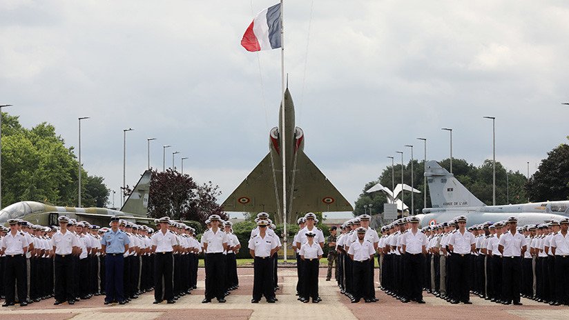ActualidadRT's tweet photo. Francia quiere implantar un servicio militar obligatorio mensual para chicos y chicas de 16 años https://t.co/nDdXP2Qlc1 https://t.co/qHKk0W8BN8