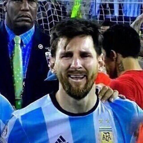 intersta_4's tweet photo. @YnFCB رونالدو قدّم لبلاده بطولة 
ميسي قدّم لبلاده الدموع !! https://t.co/dr07KbG6Ei