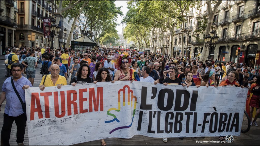 Fotomovimiento's tweet photo. Imatges de la manifestació d’ahir a #Barcelona per reivindicar els drets de la comunitat #LGTBI. Totes les fotografies aquí 👉
https://t.co/Y8agkIaw5t
#orgullLGTBI2018 #orgull2018 https://t.co/giQJiJYuju