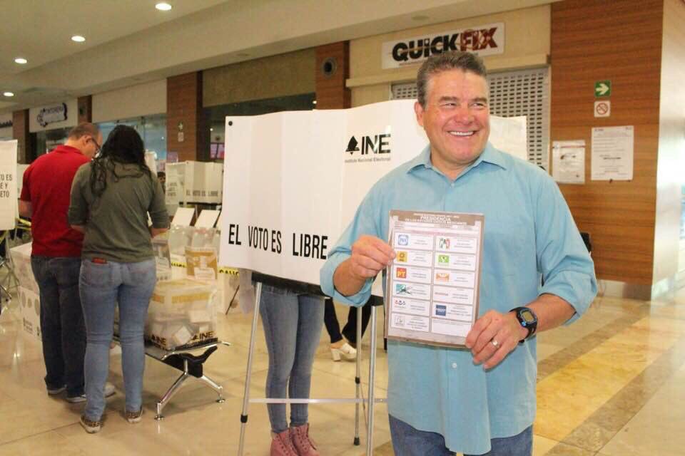 MtraLGarfias's tweet photo. Nuestro Consejero Nacional, Mtro. Juan Díaz de la Torre, cumpliendo con su sufragio. @JDiazDeLaTorre #MiVotoEs #Elecciones2018 https://t.co/M8oRDMKUzP