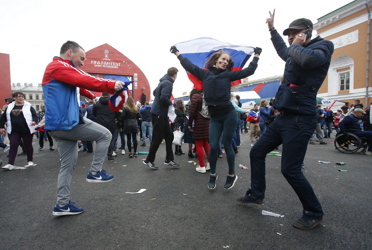 Ликуй москва в париже росс. Russia Cup crowd. Раша фан. Russia FIFA Cup crowd Celebrations. FIFA Fan Fest Санкт-Петербург.