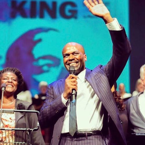 MusicalTheatreR's tweet photo. ‘That Martin Smith’s music is as powerful with a small no of unaccompanied voices as it is with a full orchestra gives one hope that King can find a life as a fully-staged musical’ ★ ★ ★ ★ ★ for @LMTOrch’s #King: The Musical @HackneyEmpire #LMTOKING https://t.co/ywjwxgpZa9 https://t.co/kAajpAOEKr