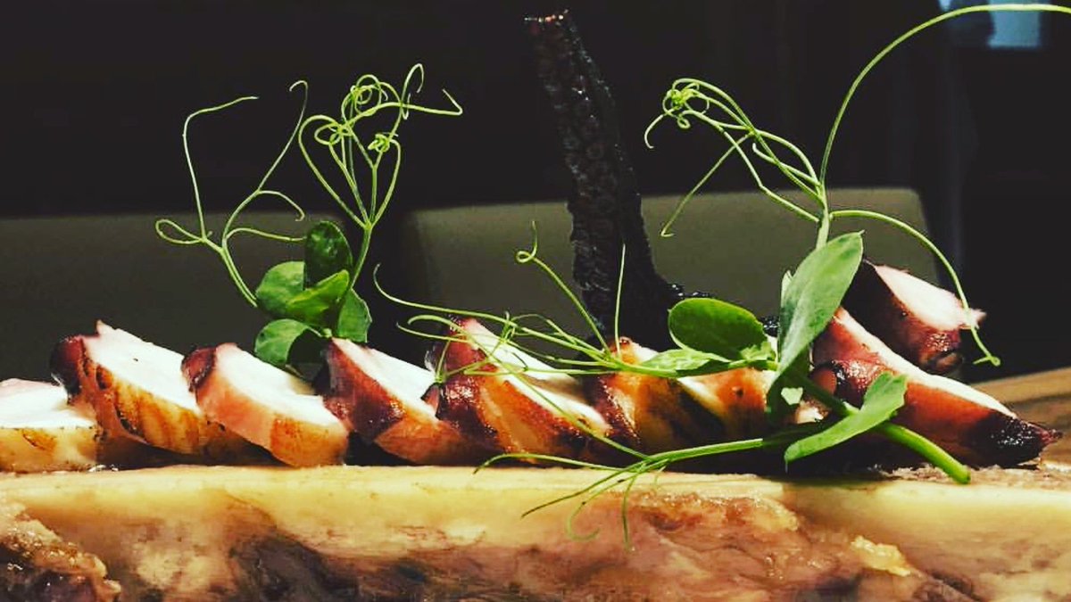 mare_siccus's tweet photo. Pulpo seco a la brasa de roble sobre tuétano y brotes elaborado por A_Fogonazos !!!! Espectacular 👌👏👏 #MareSiccus https://t.co/1R0JIpuNIU