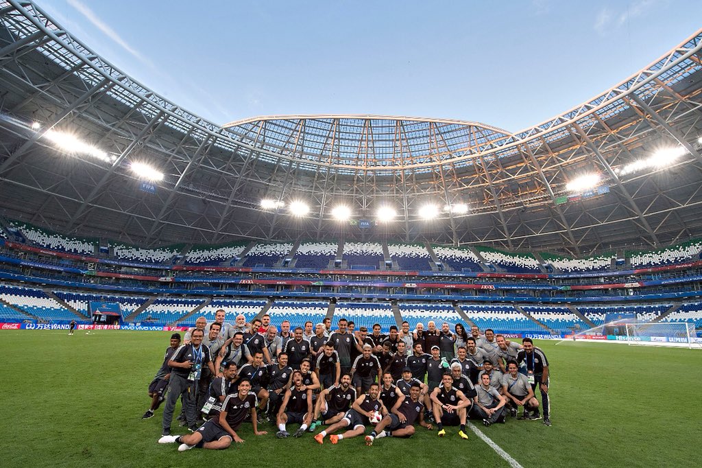 "Es imposible" sentencio el orgullo. 

“No eres capaz” declaró el miedo.

“Es arriesgado" aseguró la experiencia. 

“Estoy cansado” informó el cuerpo.

"No tiene sentido" decretó la razón. 

...

"Podemos hacerlo" susurró el corazón...

🇲🇽 vs. 🇧🇷 

¿Y si... sí?