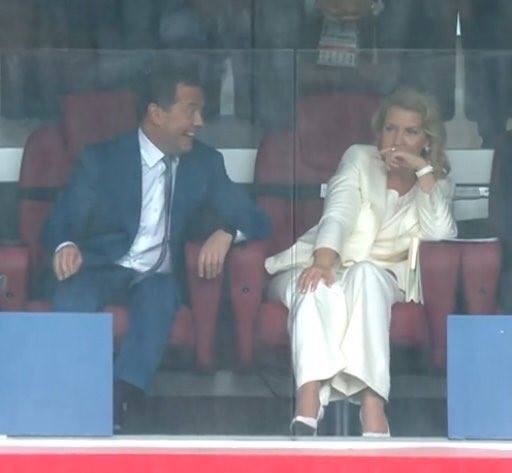 DhC9S8WWsAAALG8.jpg:large