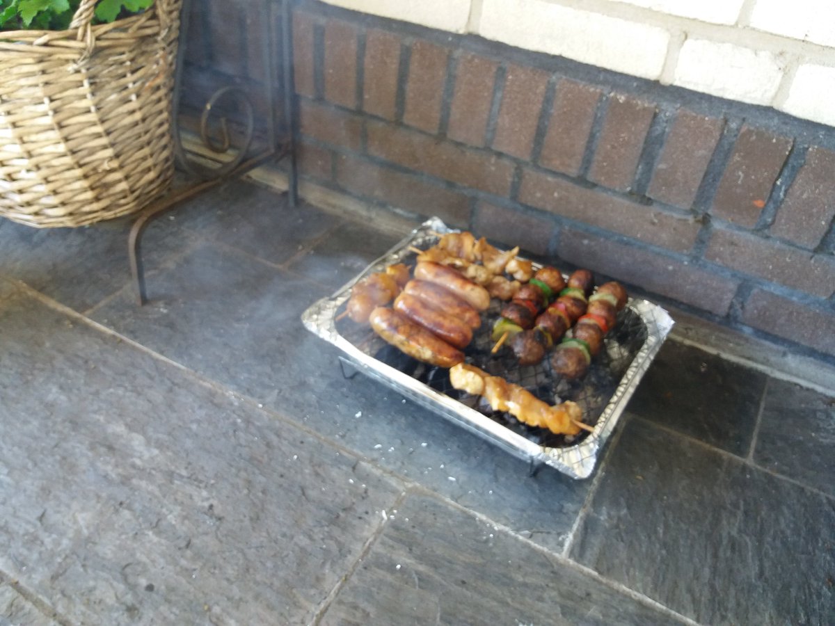 HeleenHoltmanns's tweet photo. Dat je om 17 uur nav appje denkt oja bbq das wel een goed idee🤔, niet aan gedacht 🙄. 

Fuck it gewoon doen! 😄

En we eten 😋

#instantBBQ #zondag #fuckitgewoondoen 👊 https://t.co/aP4eQM93In