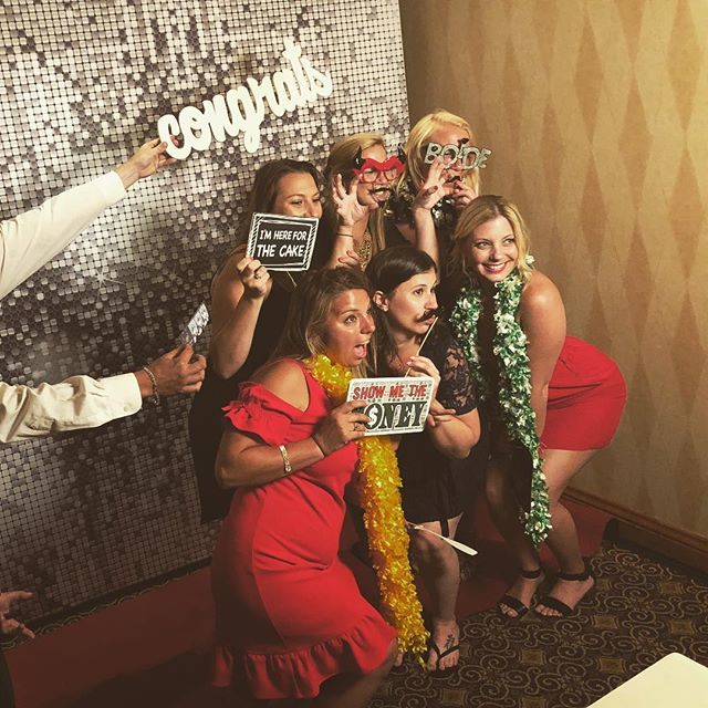 Behind the scenes from our #mirrorphotobooth last night at @watersedgegiovannis. Now you know how those floating words appear above their heads 😂 #photobooth #ctphotobooth #mirrorbooth #wedding #weddingphotobooth #ct ift.tt/2NgQm9V