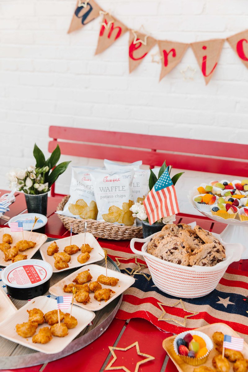 CFA_Kentlands's tweet photo. The table is set! Chick-fil-A Catering makes the perfect centerpiece at your 4th of July party. Order online, https://t.co/1I57WRO7Y3, or via phone, 240.631.9013. #CFAKentlands https://t.co/5MfAcmxvyk