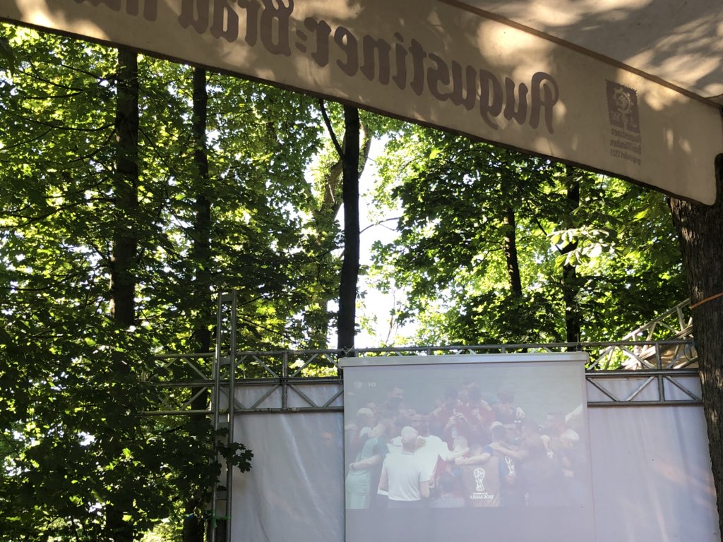 Herrmaennchen's tweet photo. Wochenendausklang im heimischen Biergarten . Mit Fußball ⚽️ #München https://t.co/79ZKHBTgKV
