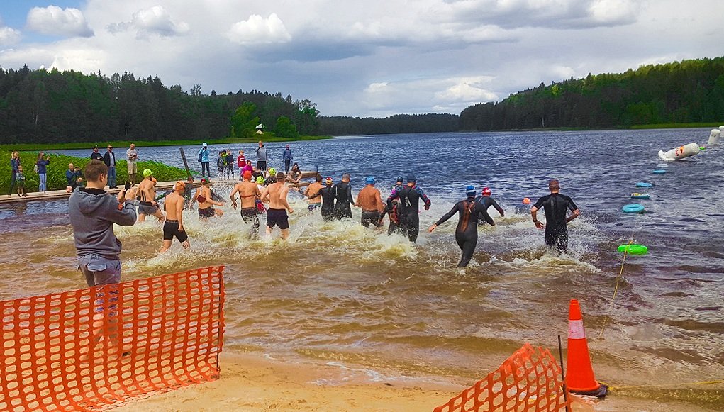 Lappo357's tweet photo. This weekend in #Vaidava #Triathlon. 😎 The referees had a lot of work what to do. And participants as well! #Swimmimg #Cycling #Running
///
Nedēļas nogale Vaidavas triatlonā. Darāmais, ka maz neliekās, gan tiesnešiem, gan dalībniekiem.🏆  #Peldēšana #Riteņbraukšana #Skriešana 😎 https://t.co/4eOrAN82YM