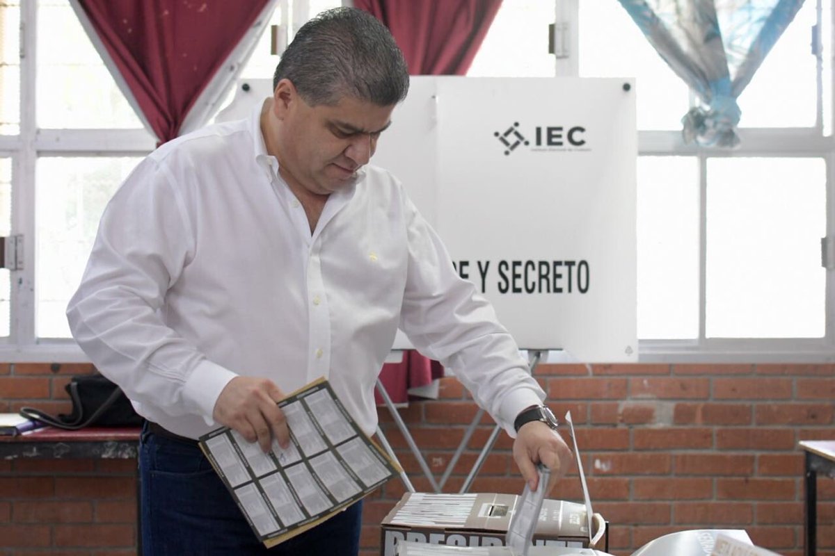 PRICoahuila's tweet photo. COAHUILA CUENTA CON MADUREZ Y CIVILIDAD EN EL PROCESO ELECTORAL: @mrikelme 

El Gobernador @mrikelme votó acompañado de su familia en la Región Laguna, en la Escuela Primaria Evangelina Valdez Dávila en la casilla 1466, ubicada en la Cerrada Isabel del Fraccionamiento Ana. https://t.co/sn4bP0aOwI