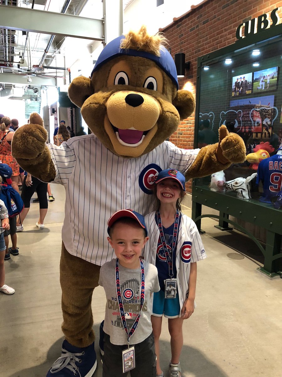 GaryWWillard's tweet photo. Cubs player Meet and Greet! Thanks to @Cubs @ClarktheCub https://t.co/Ln1phwPeGb