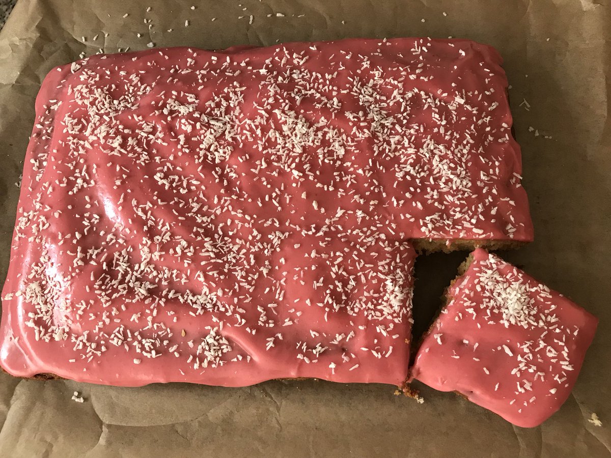 lyns_kitchen's tweet photo. .@SainsburysMag this Tottenham Cake is a great Sunday afternoon treat and the raspberry icing 🤤 #imadethis https://t.co/wUYapovtCj