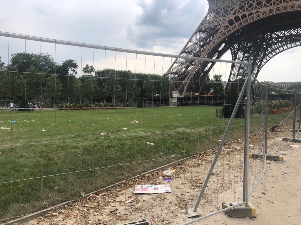 Clement4Edouard's tweet photo. Jamais de tweets persos ou polémiques, mais là c’est vraiment honteux. #Paris, ville lumière, si tu veux attirer les touristes français et étrangers, il va falloir faire mieux !!! La #Tour #effeil est un joyau !!!#proprete #scandale @Paris https://t.co/aHuLNuDUY8